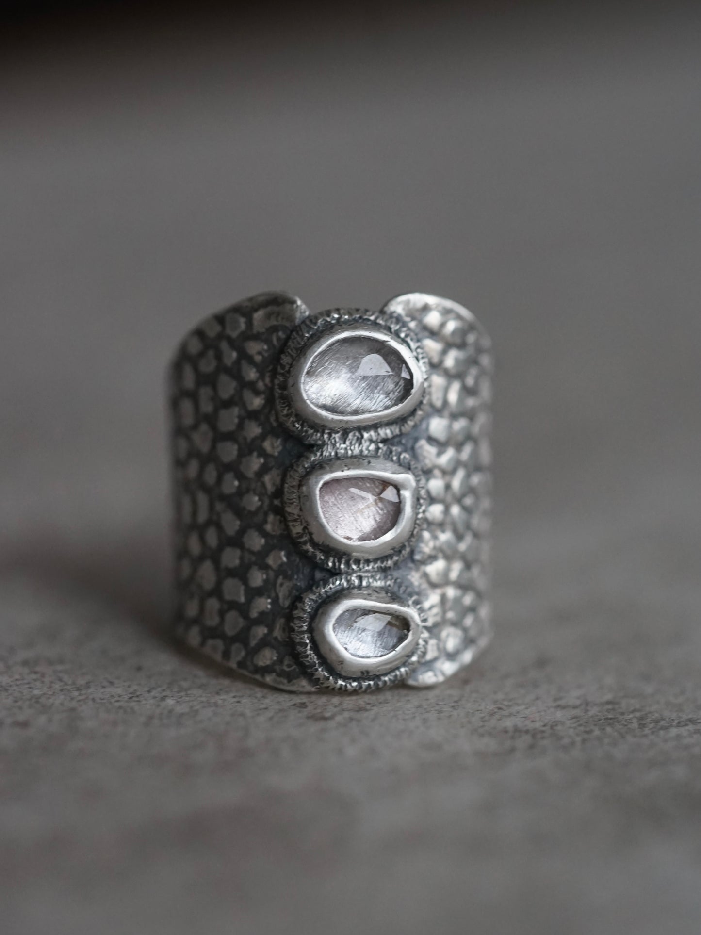 Large multi-spinel saddle ring, size 7.5