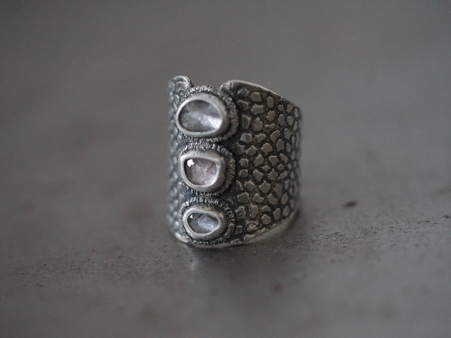 Large multi-spinel saddle ring, size 7.5