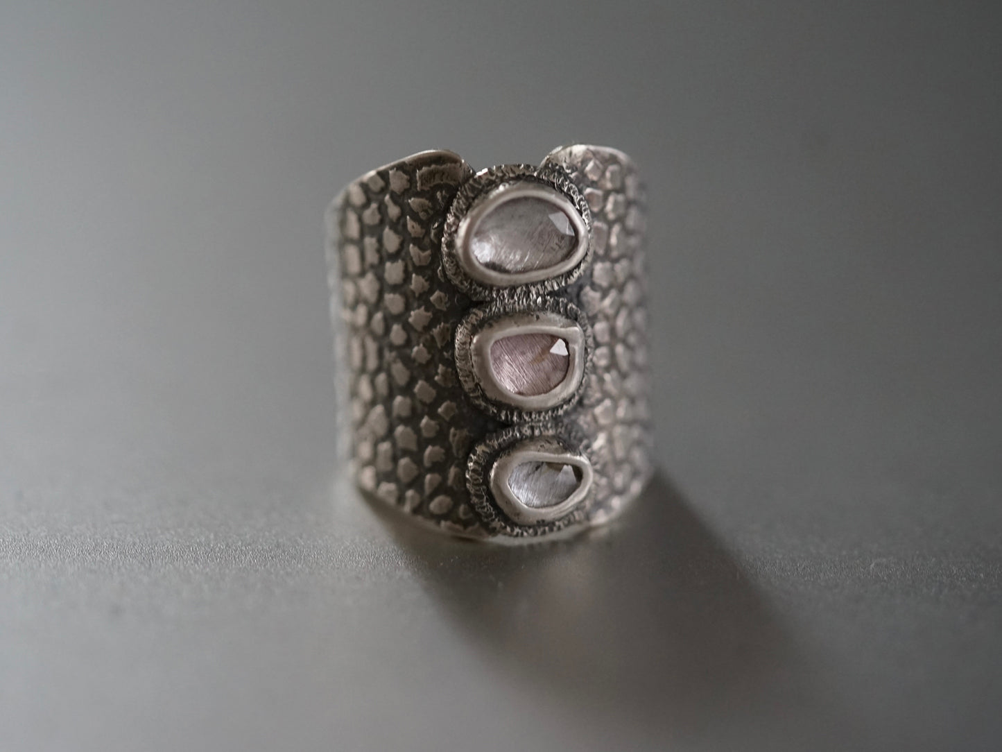 Large multi-spinel saddle ring, size 7.5
