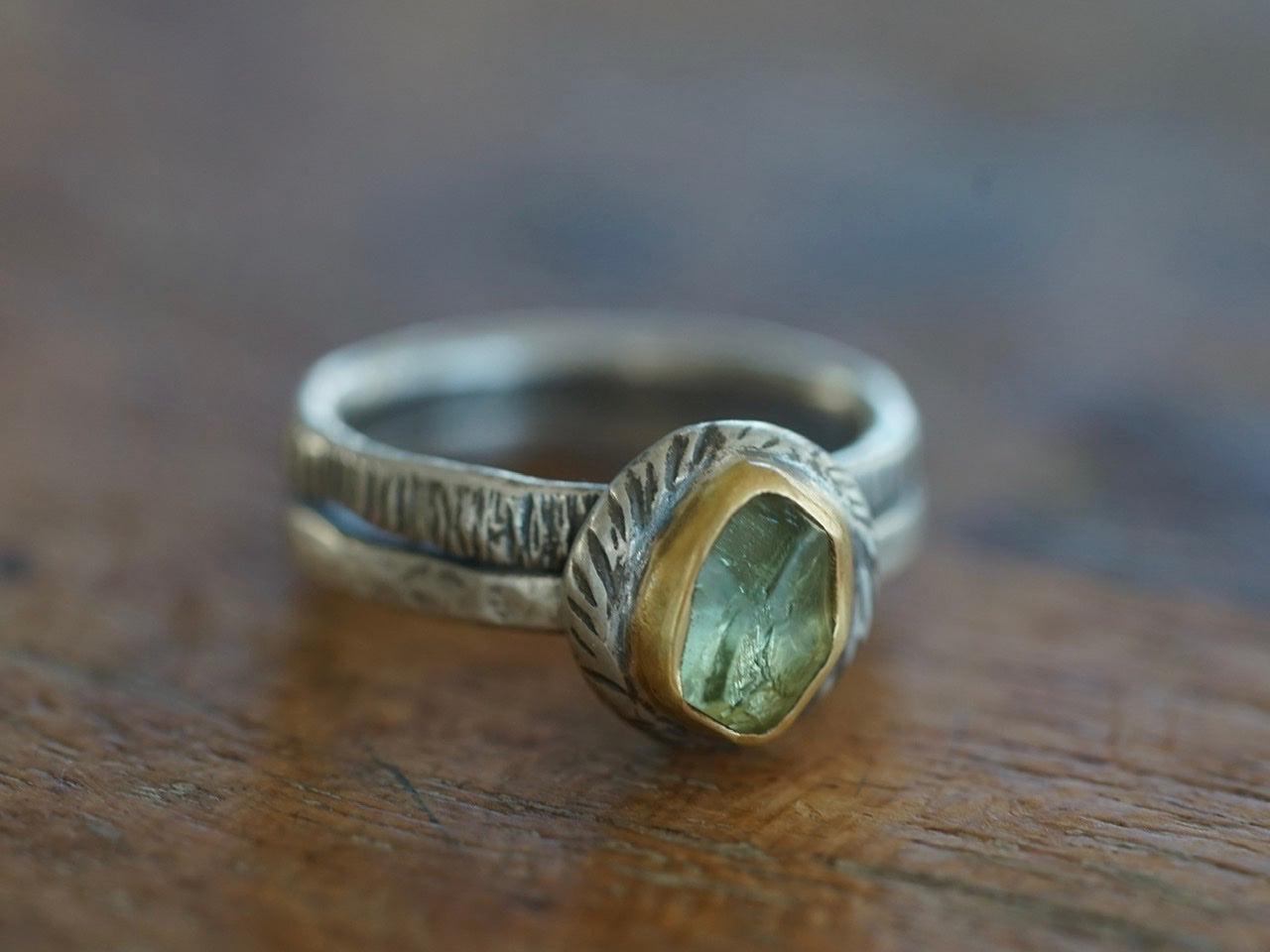 Green tourmaline and 22 k gold swirl ring, size 7.25